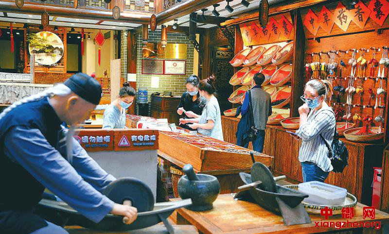 成都宽窄巷子：游客和市民选购中草药香囊