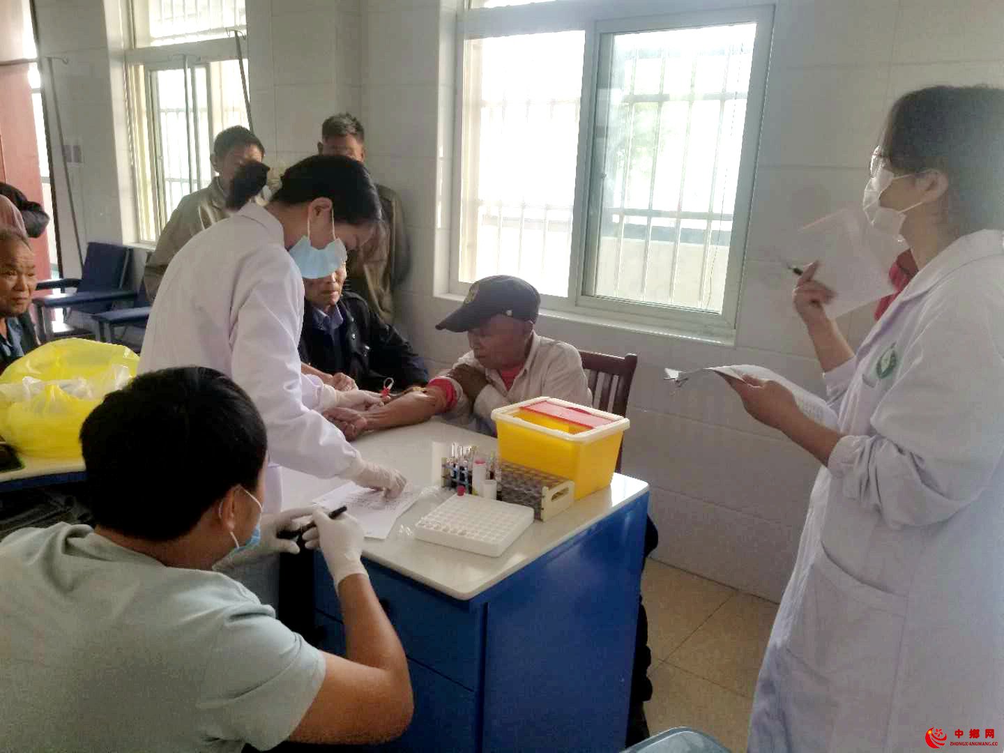 <b>安徽凤阳县大庙镇为东陵敬老院老人进行健康体检</b>