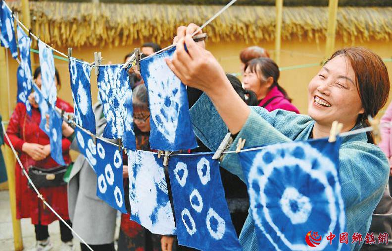 百年扎染绘乡村振兴新画卷