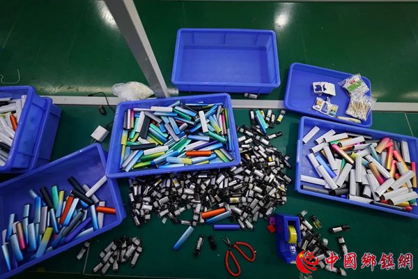 重庆警方破获西南首例特大非法制售新型电子烟