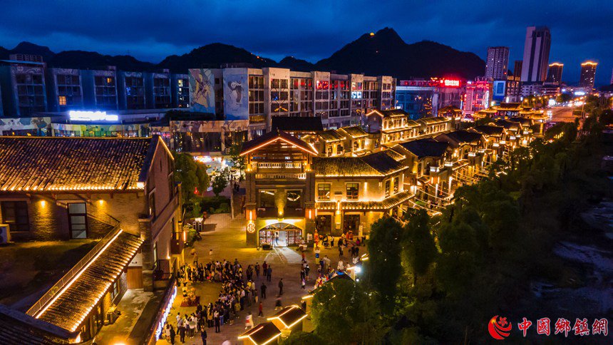 重庆秀山：青春集市点亮边城“夜经济”