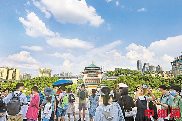 <b>蓝天白云映山城 外地游客忙打卡</b>