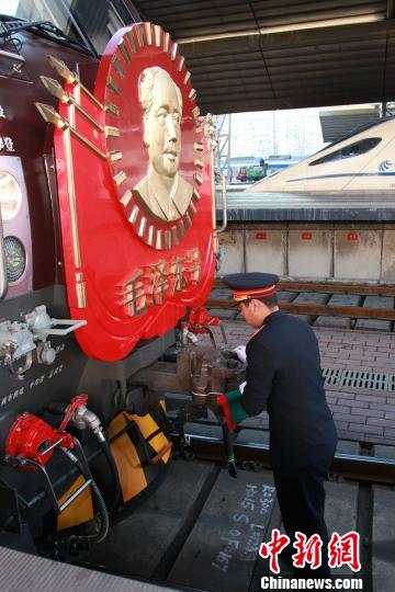 “毛泽东号”机车乘务组人员为列车开行做准备。　李溢春摄