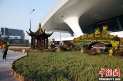<b>“断桥残雪”亮相杭州火车东站迎客</b>