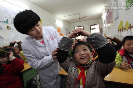 #（晚报）（2）四川泸州：踩踏自救知识进校园