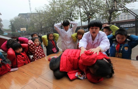 #（晚报）（1）四川泸州：踩踏自救知识进校园