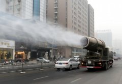 <b>郑州街头惊现“防霾神器”雾炮车</b>
