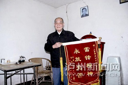 2001年底,来古蔺接兵的某部队,听说“雷锋连长”仍健在,做了锦旗送给李相高