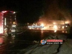 <b>山东荣乌高速莱州段多车追尾发生爆炸 致12死4伤</b>