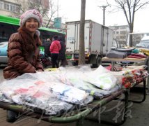 <b>秦皇岛：脑瘫女孩鞋垫小摊引来爱心无数</b>