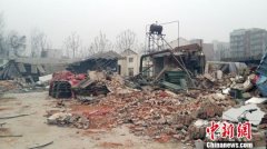 <b>河南一家三口赤身裸体被控制后房屋遭强拆</b>