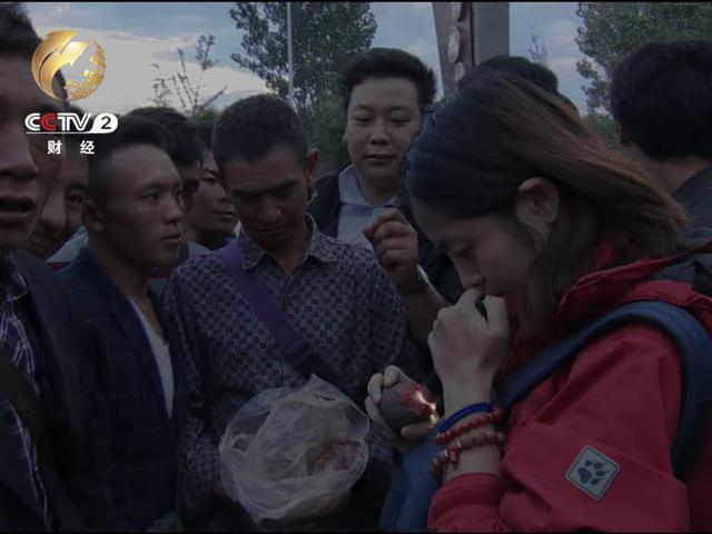 开市前的蜂拥而至的玛瑙购买者