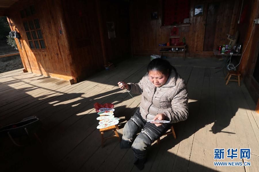 #（图片故事）（3）“坚强姐”跪着去打工