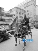<b>湖北:农民苏道成制造“木牛流马” 骑着上县城溜达</b>