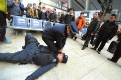 <b>春运首日四大站32万旅客离京 火车票退票量猛增</b>