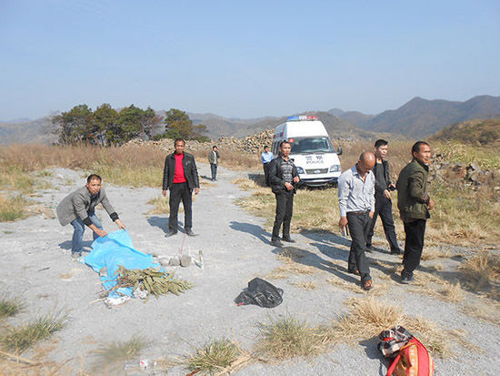 贵州望谟警方荒山解剖尸体 1名办案警察被停职