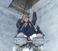 <b>南充: 男子胸部以下瘫痪 躺着绣出3.8米十字绣</b>