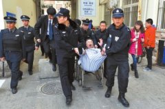 <b>北京男子自称被治坏了 “老赖”占病床三年</b>