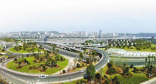 泸州城市组团间，以桥梁连接。泸州国窖长江大桥连接中心城区和茜草半岛。牟科 摄