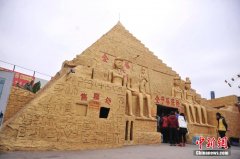 <b>重庆一景区建“金字塔”吸引游客探险</b>