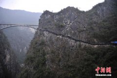 <b>重庆武陵山区陡壁上建惊险“空中栈道”</b>