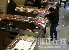 <b>浙江男子大白天抢衢州金店 菜刀狂砍柜台玻璃不碎</b>