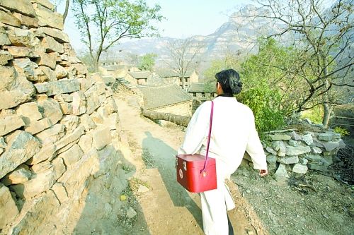 国办印发意见“把村医留住” 加大补偿补助力度