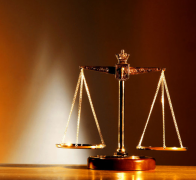 <b>云南：6名女孩扒光女生衣服泼冰水拍照 父母都是老实农民</b>