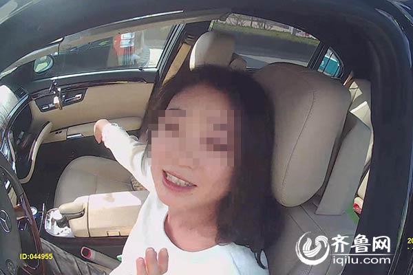 司机让民警自己来找驾驶执照（监控截图）