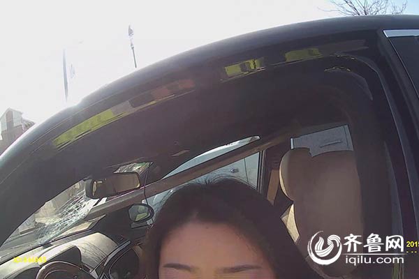 横插入汽车的护栏（监控截图）