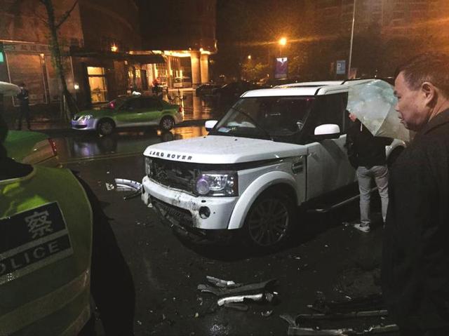 自贡豪车撞出租后疯狂逃逸 致2人死亡(图)