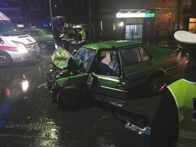 自贡豪车撞出租后疯狂逃逸 致2人死亡(图)