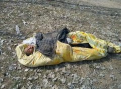 <b>网曝江苏一老人被扔到野外等死 奄奄一息</b>