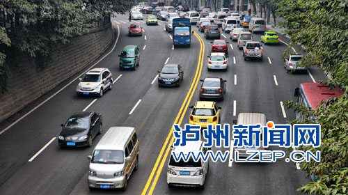 泸州城市交通拥堵，车辆有序排队通行。记者 牟科
