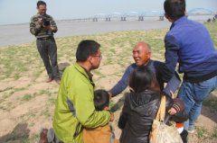 <b>大学生跳黄河救男童被冲走 被救者一家下跪感恩</b>