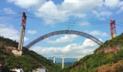 <b>川南：最大高速公路桥钢拱骨架成功合龙</b>