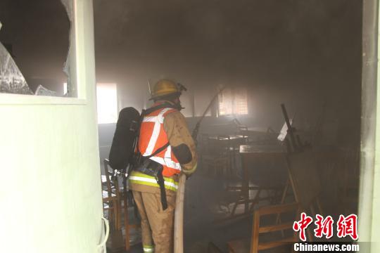 浙江金华一学校突发大火近700余名学生疏散（图）