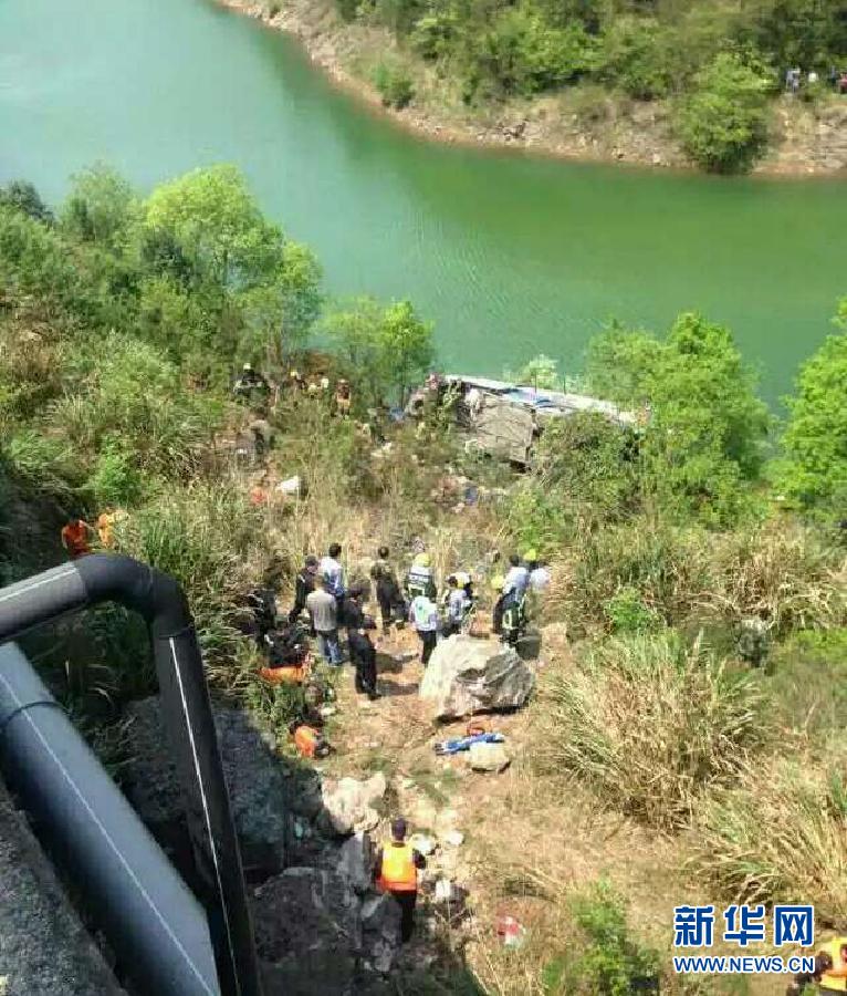 #（新华网）（1）一客车浙江缙云境内自高速坠落3死13伤