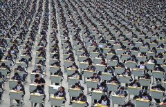 <b>陕西一中学1700名学生操场考试 网友称场面震撼</b>