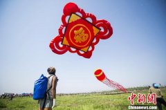 <b>世界最大“中国结”风筝在长沙成功放飞</b>
