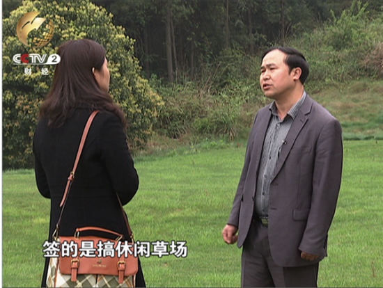 独山县林业局的工作人员表示，果岭上的这些树苗是大概十天前栽的。但事实上，就在一天以前，记者在这个果岭上还没有看到任何树苗。