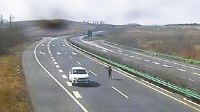 女子在高速公路上跳起了“广场舞” B16