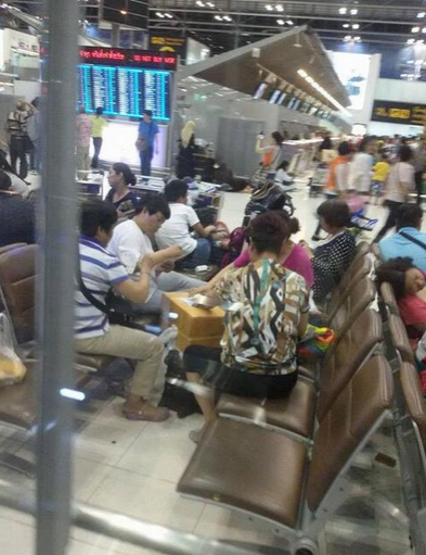 中国大妈在曼谷机场围成圈打牌 遭泰国人痛批