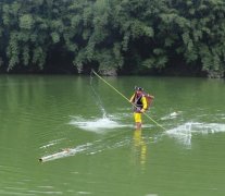 <b>泸州：合江41岁杨金荣练绝世武功 脚踏独竹舟漂行2小时</b>