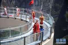 <b>重庆：云阳“世界最长悬挑玻璃廊桥”今开放</b>