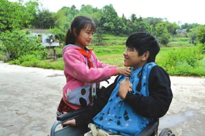 哥哥生活无法自理,全靠妹妹照顾