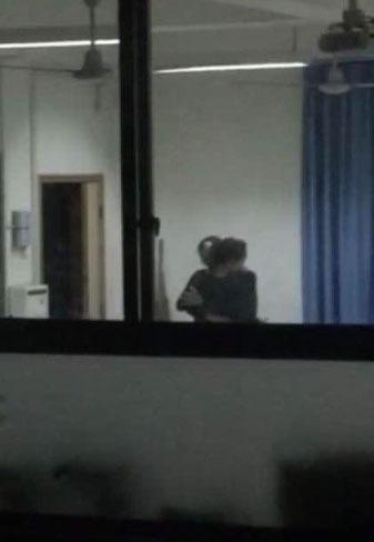 重庆两江中学男教师亲吻搂抱女学生被开除