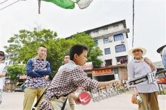 <b>重庆：15岁少年辍学卖饼 父亲恳求别再买</b>