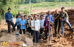 <b>巴中某山村小伙娶媳妇成难题 留守老人自发修路</b>