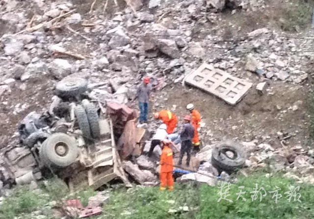 湖北宜昌水月寺镇突发山体坍塌 已致4死5伤